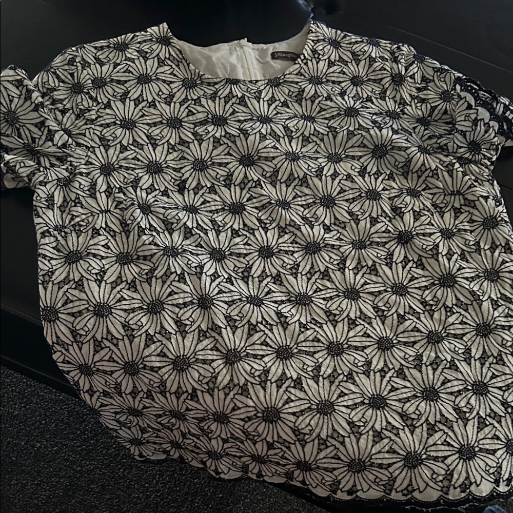 J. McLaughlin Black and White Floral top lined all cotton M fit